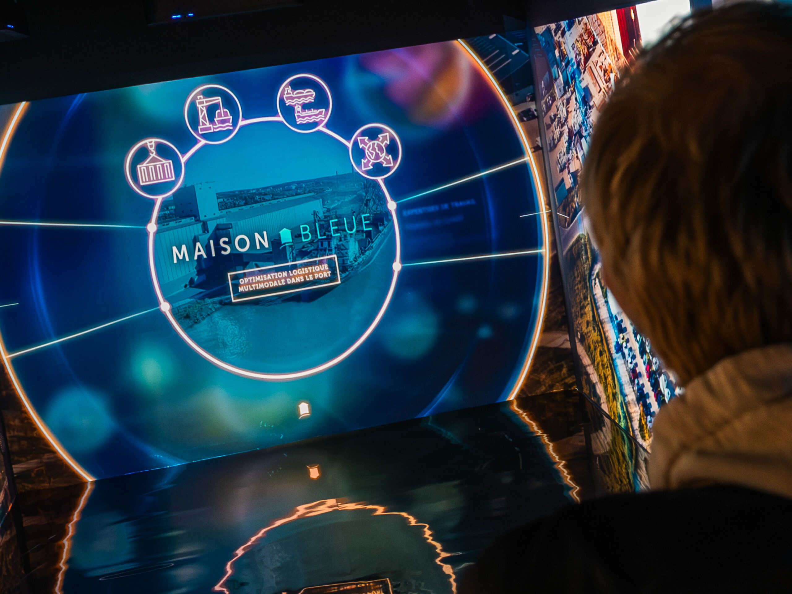 Reportage photo réalisé lors de la présentation de l'expérience immersive produite par neodigital pour le Groupe BZ à Rouen. Un mapping sur trois murs mêlant images réelles, animations 2D et 3D pour illustrer les ambitions et la stratégie du groupe à horizon 2026.